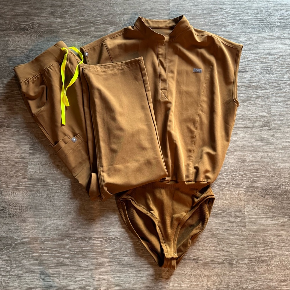 Women’s Earth Scrub Set